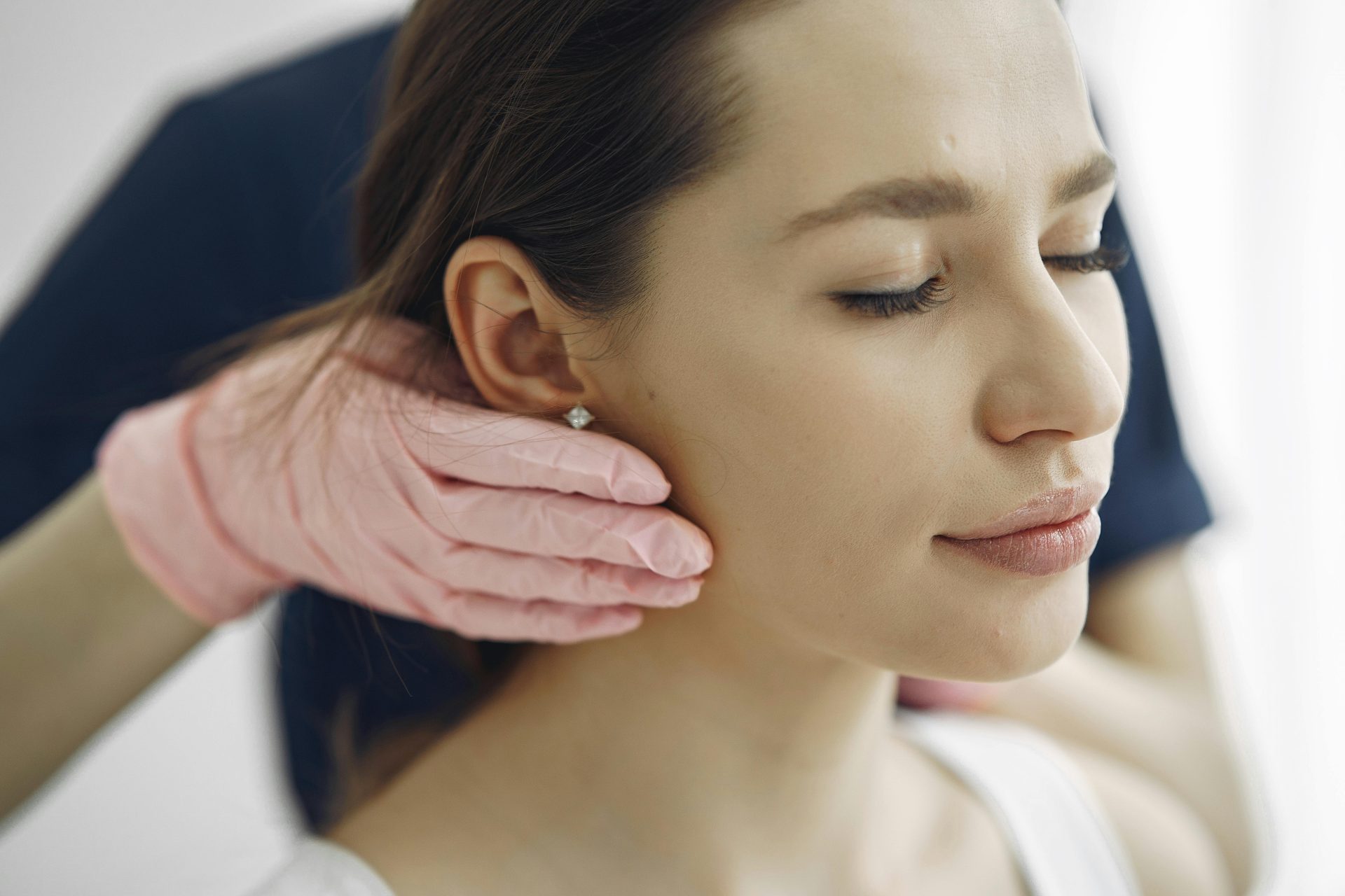 Eine professionelle Gesichtsmassage fördert Entspannung und gesunde Haut in einer Spa-Klinik.